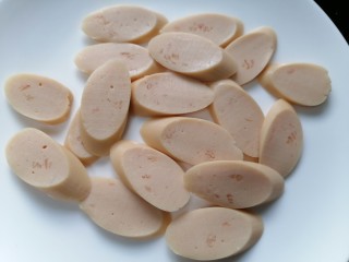 6、水煮千张,火腿肠切成薄片