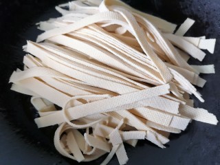 8、水煮千张,放入千张翻炒