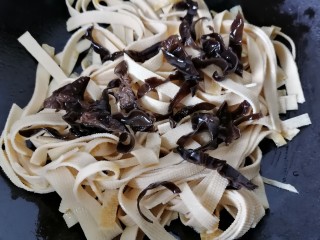 9、水煮千张,翻炒片刻放入黑木耳翻炒