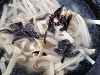 10、水煮千张,加入适量水烧开