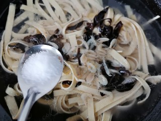 11、水煮千张,水烧开后放入虾皮和一勺盐调味