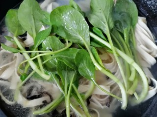 12、水煮千张,放入小青菜