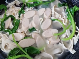 13、水煮千张,最后放入火腿肠煮片刻即可出锅