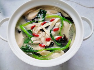 14、水煮千张,装入容器放入枸杞点缀