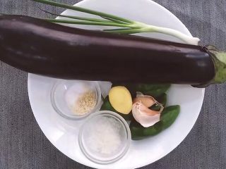 1、红烧茄子,将茄子，辣椒，鸡精，白糖，大蒜，生姜，香葱准备好