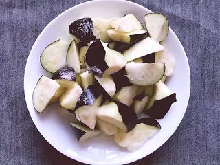 3、红烧茄子,将一勺盐撒在茄子上，在用手抓匀腌制15分钟，去掉水分