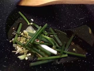 7、红烧茄子,将锅里放油烧热，生姜，大蒜葱段爆香