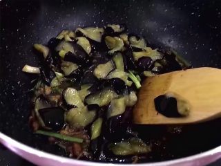 9、红烧茄子,将茄子放入锅中翻炒