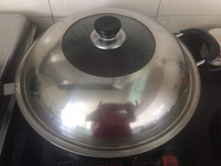 11、香辣入味的焖烧鱼块,盖上盖子小火焖烧入味。