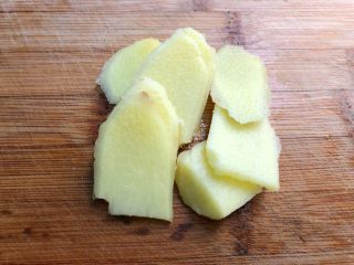 4、红豆薏米排骨汤,生姜去皮清洗干净，切成姜片。