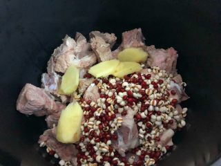 8、红豆薏米排骨汤,再放入浸泡好薏米、红豆、姜片。