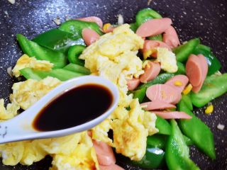 12、青椒火腿肠炒鸡蛋,加入生抽