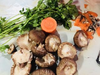 2、香菇豆腐汤,香菇去蒂,胡萝卜去皮,香菜去根