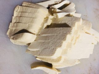 7、香菇豆腐汤,再竖切成长条