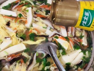 22、香菇豆腐汤,倒入少许香油调味