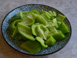 3、孜然土豆片,辣椒切滚刀块