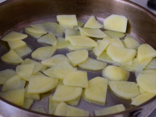 6、孜然土豆片,下土豆片，两面煎熟，不要过度翻炒，以免土豆片断裂