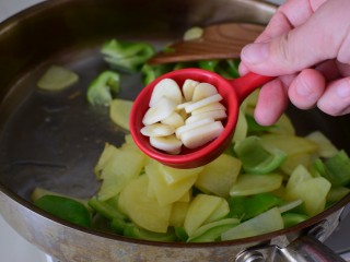 8、孜然土豆片,加蒜片