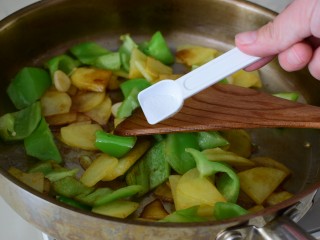 10、孜然土豆片,加盐