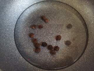 4、桂圆鸡蛋汤,锅中加入适量的水，加入桂圆