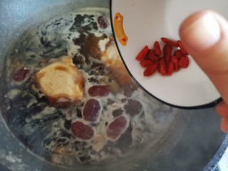 9、桂圆鸡蛋汤,下入枸杞，再煮2～3分钟即可