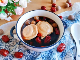 10、桂圆鸡蛋汤,盛入碗中，桂圆鸡蛋汤完成！