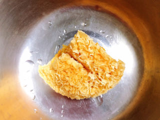 1、木瓜炖银耳,准备好银耳。