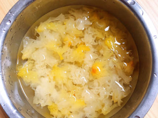 2、木瓜炖银耳,提前侵泡1小时。