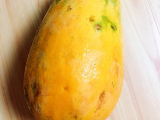 3、木瓜炖银耳,准备好红心木瓜。