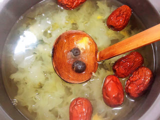 8、木瓜炖银耳,炖半小时，加入红枣、桂圆，继续炖煮。