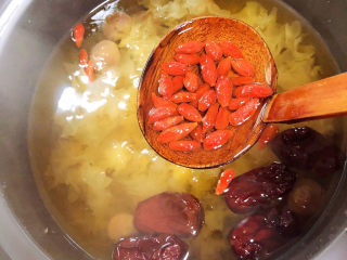 10、木瓜炖银耳,反复枸杞子继续熬煮10分钟。