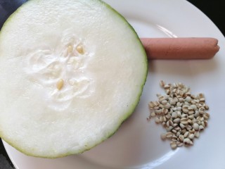 1、冬瓜薏米汤,准备好所需材料