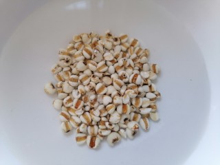 2、冬瓜薏米汤,薏米提前浸泡并清洗干净