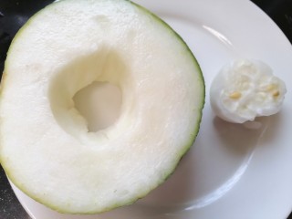 3、冬瓜薏米汤,将冬瓜去籽