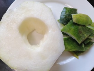 4、冬瓜薏米汤,将冬瓜皮切掉