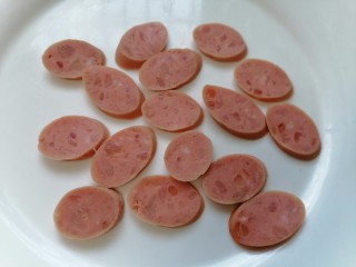 6、冬瓜薏米汤,火腿肠切成片状