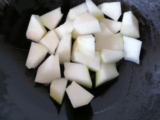 8、冬瓜薏米汤,放入冬瓜翻炒