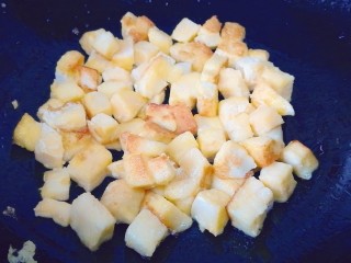 11、炒馒头丁(鸡蛋馒头),炒至表面金黄