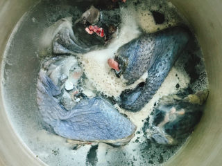 2、白果腐竹炖乌鸡,锅中放入乌骨鸡，加水烧开焯水