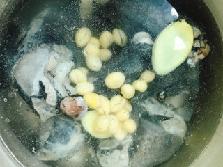 9、白果腐竹炖乌鸡,放入锅中