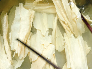 11、白果腐竹炖乌鸡,放入浸泡好的腐竹