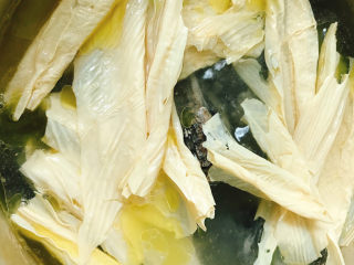 12、白果腐竹炖乌鸡,放盐