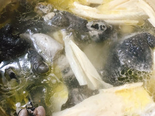 14、白果腐竹炖乌鸡,煮5分钟