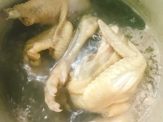 3、雪梨鸡汤,放料酒煮几分钟