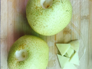 5、雪梨鸡汤,将梨洗干净去蒂