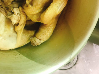 8、雪梨鸡汤,将煮鸡的水倒掉