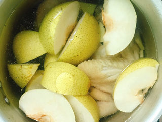14、雪梨鸡汤,雪梨倒入锅中