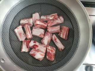 2、番茄小排土豆汤,排骨冷水下锅。煮出血沫，捞出控水。