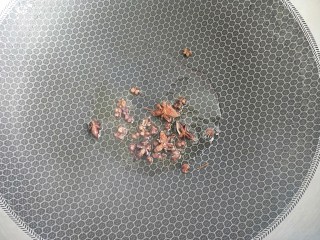 3、番茄小排土豆汤,炒锅倒油，把大料花椒炸一下，捞出扔掉。