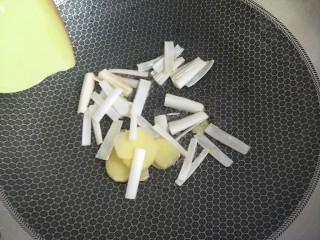 4、番茄小排土豆汤,然后加葱姜炒香